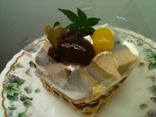 「黒胡麻&金胡麻 ¥450」 香り高い風味のある金胡麻を使った、口あたりの柔らか。生クリームとスポンジに合わせたケーキ。